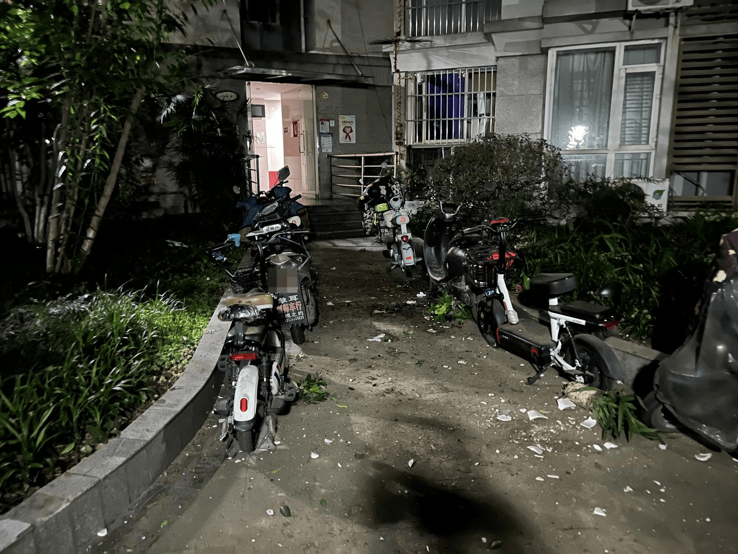 怎么开皇冠信用盘_男子与朋友吃酒起争执怎么开皇冠信用盘，竟从10楼扔下绿萝、兰花和不锈钢盆，被刑拘