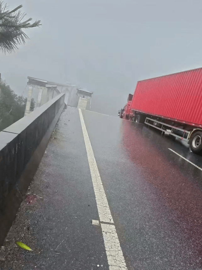 希拉尔v帕丘卡_网传厦蓉高速段千秋大桥部分坍塌希拉尔v帕丘卡，疑有车辆坠桥，当地：已派两队人前往核实，暂无反馈