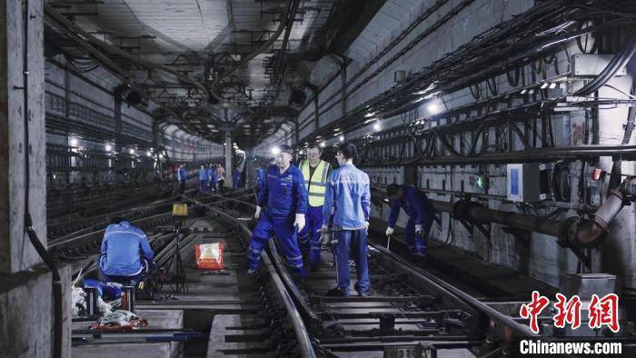 皇冠网_探秘成都地铁停运后4小时：为何难以24小时运营