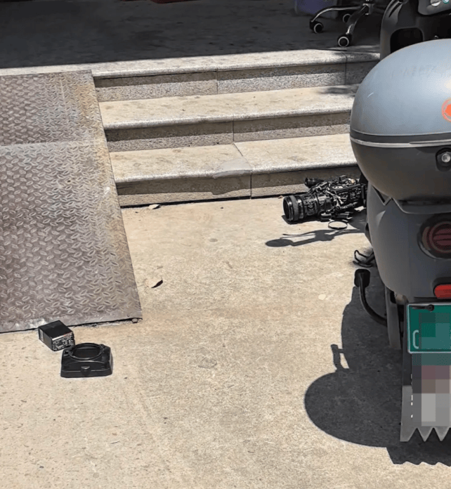 hga010皇冠安卓下载APP_记者采访时摄像机被砸 律师:若设备价值超5万元hga010皇冠安卓下载APP,涉事负责人或面临3年以上刑责