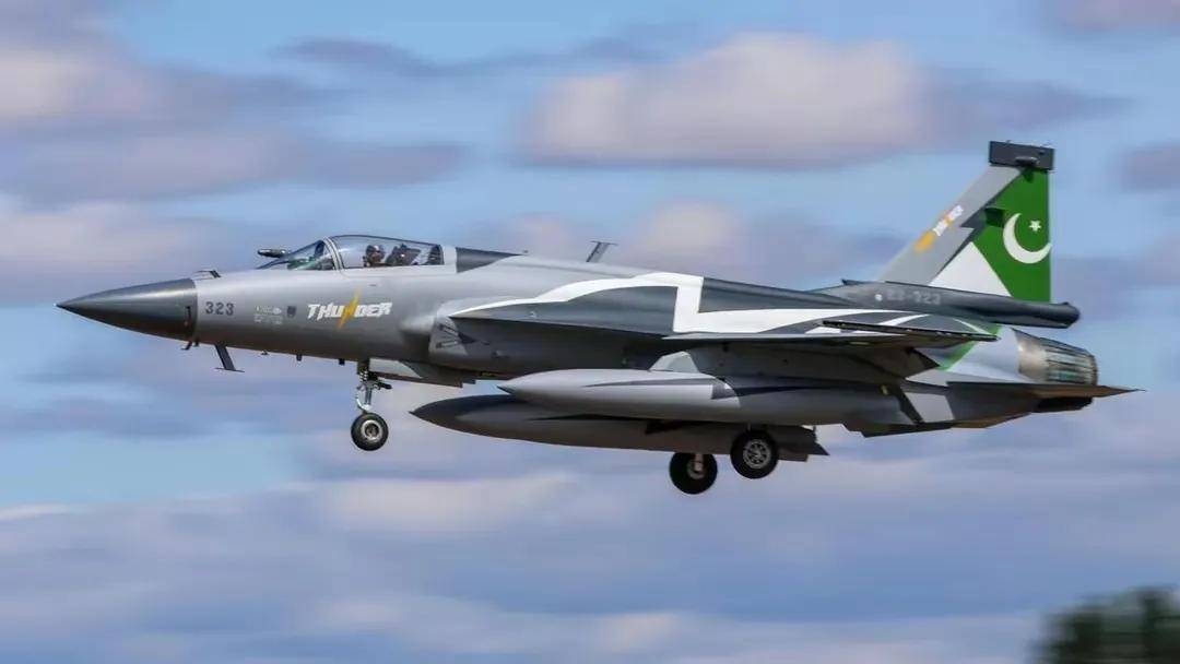 皇冠信用网代理_横跨6000千米！“枭龙”带胜利凯旋皇冠信用网代理，降落英国，“阵风”还不配上桌？