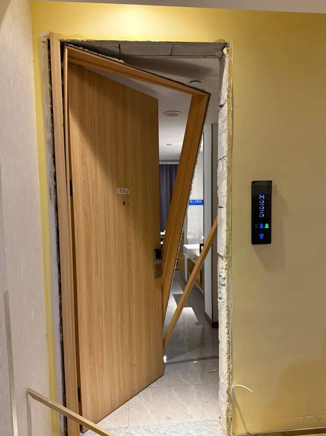 皇冠信用网出租足球
_男子在杭州一酒店洗澡时被陌生人暴力闯入皇冠信用网出租足球
,房间大门被踢烂,踹门男子怀疑前女友正在酒店与他人开房