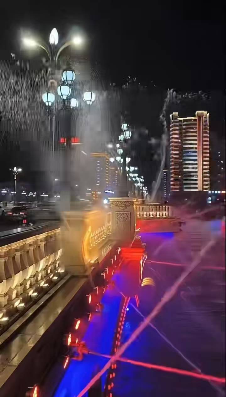 皇冠信用网_“路过的都没放过！”吉林延吉一喷泉转向喷向人行道皇冠信用网，当地：已恢复，是程序设定问题