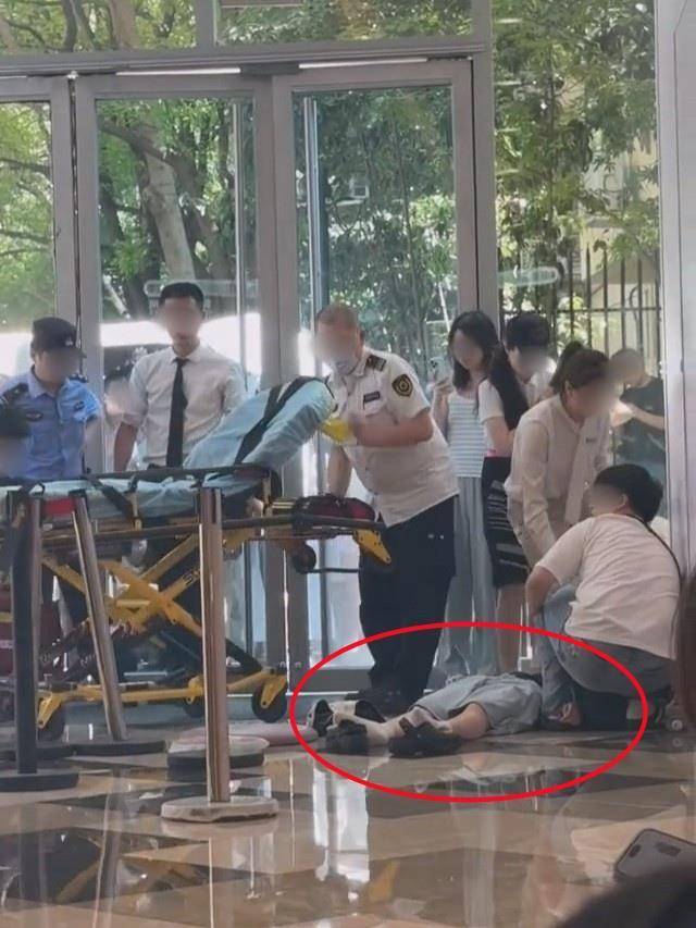 西班牙甲组联赛_上海一主理人新店开业当天即闭店西班牙甲组联赛,顾客现场冒高温排长队有人晕倒,商场:已送医,另有人中暑