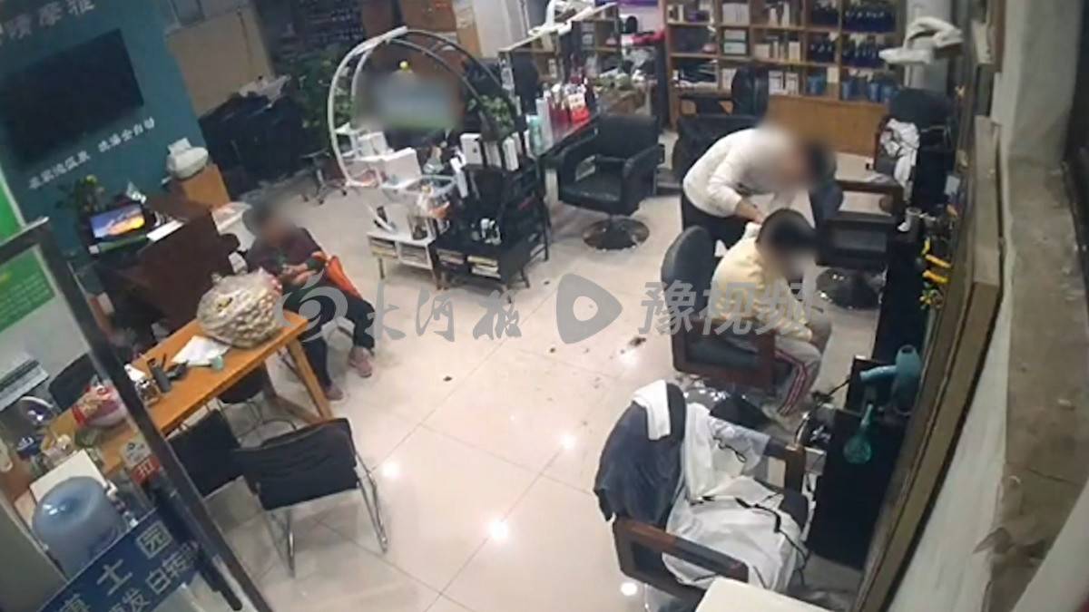 皇冠足球平台代理_“监控看不出来”皇冠足球平台代理，给女孩擦碎发时被指猥亵，理发师不服行拘处罚起诉警方