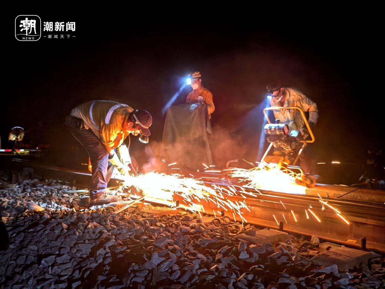 波兰vs 芬兰_浙江首次！杭州东站深夜迎来机械化换轨波兰vs 芬兰，他们的白露是火花四溅的