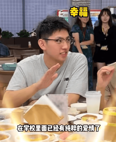 足球外盘在哪买_知名男歌手突然现身陌生人婚礼足球外盘在哪买，并随礼999元！