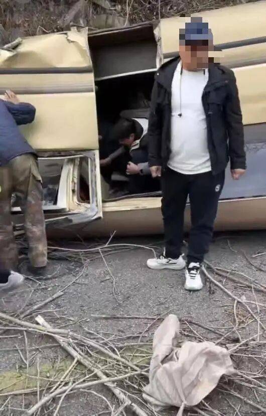 信用网怎么开户_“车顶都没了”!山西五台山景区一面包疑刹车失灵翻扣路面信用网怎么开户,13名被困者全部获救,当地回应:好像是在检票口追尾,无人员身亡