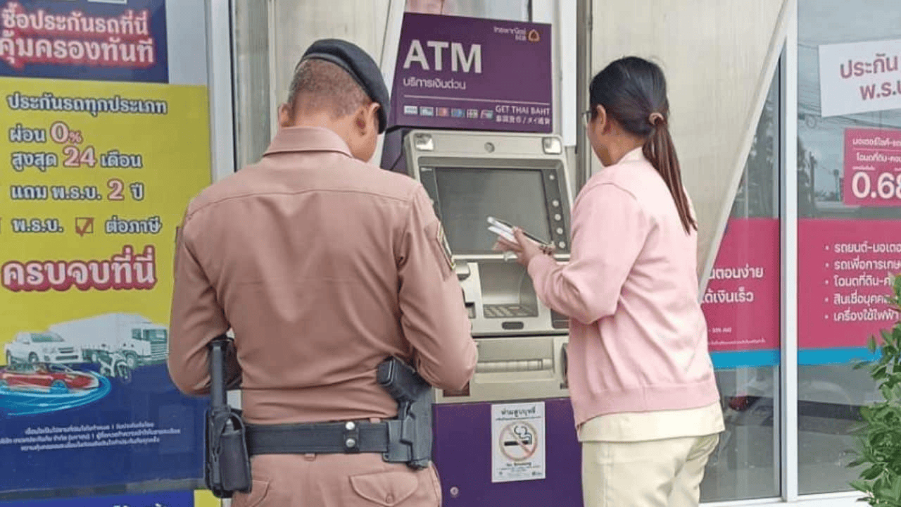 皇冠信用网注册开户_泰国女子在ATM机取钱皇冠信用网注册开户,取款口突然窜出一条蛇