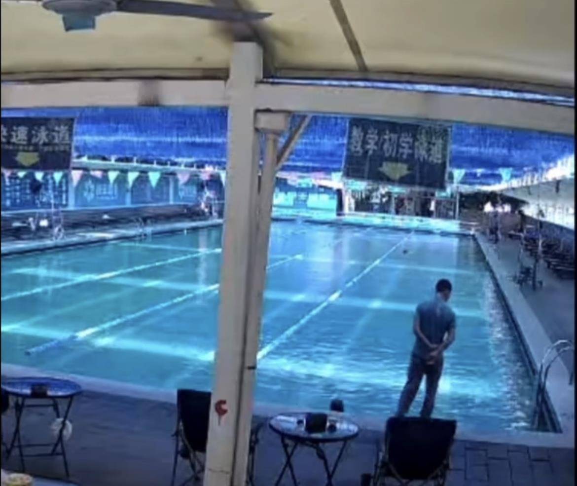 皇冠足球平台代理_厦门一男子在室内游泳池溺水身亡皇冠足球平台代理，家属：沉水近30分钟没有人施救