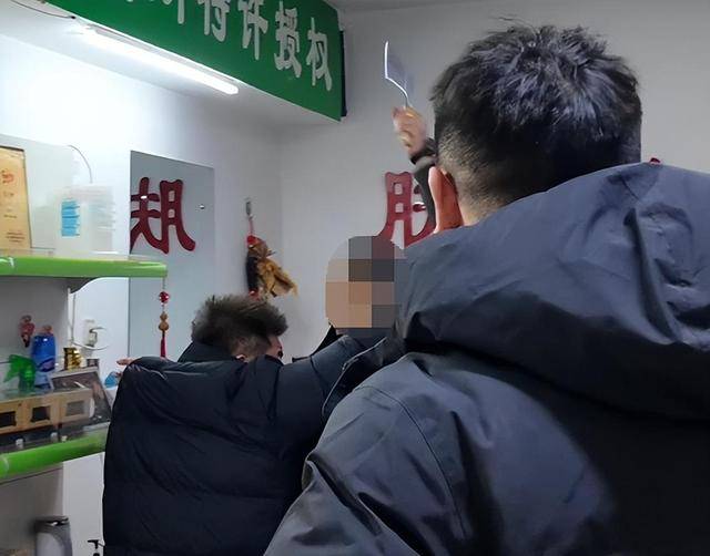 皇冠足球管理平台出租_打假博主被店主用30cm砍刀追砍皇冠足球管理平台出租，警方：行政拘留五日；博主：将申请行政复议