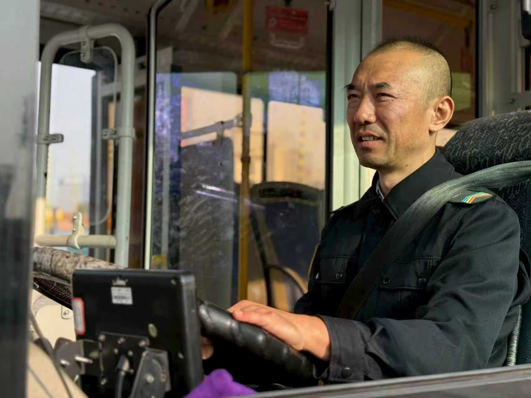 皇冠d盘_私家车尾部冒出了白烟！后视镜里一瞥皇冠d盘，深巴司机毫不犹豫冲了下去……