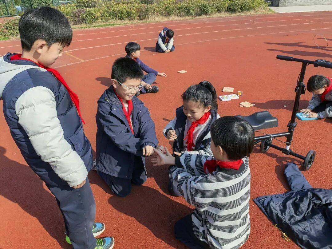 皇冠信用网注册_杭州小学女生躲在厕所偷偷哭皇冠信用网注册，医生建议休学！没想到2个月来，她一节课没落下！“原来除了爸爸妈妈，还有那么多人爱我”